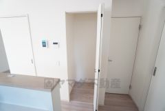 キッチンに横には、収納があります。