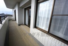広々とした2面バルコニーです＾＾南西・南東方向なので陽当たりもよく、風通し良好。お洗濯やお布団干しはもちろん、日光浴スペースにも＾＾ 