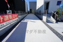 カースペースは縦列で2台分あります＾＾マイカー用に、お客さま用に、余裕を持ってご利用いただけます。