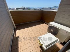 寝室側バルコニー＾＾南東向きで陽当たりの良いバルコニーです。お洗濯やお布団干しはもちろん、日光浴スペースにも＾＾ 