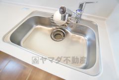 大きなお鍋も楽々洗える幅の広いシンクです＾＾ステンレスシンクなので簡単にお掃除できますよ。洗剤やスポンジもすっきりできる収納付き。