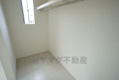 寝室にはハンガーパイプ付きのウォークインクローゼットが設けられています。たっぷり収納できるので衣替えの心配もいりませんね＾＾