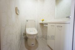 ウォシュレット付きのトイレです＾＾鏡と手洗いスぺ―スが設けられています。ナチュラルなフロアタイルとお花のアクセントクロスで清潔感のある空間です＾＾ 