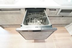 炊事時間を大幅に短縮できる食器洗浄乾燥機付き＾＾食器を洗う手間が減るので家族とのコミュニケーションの時間や自分の時間が増えますね。