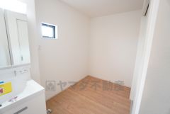 ランドリースペース上部には窓も付いており換気に便利です＾＾脱衣スペースも広々と確保されていて嬉しいですね＾＾