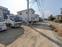 前面道路は北西側約4ｍの位置指定道路に面しています。