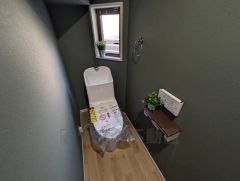 1階2階の2ヶ所にトイレがありますので、忙しい朝にも家族に気を使わず、ゆとりが生まれますね＾＾ 小窓付きで換気する時に便利です＾＾