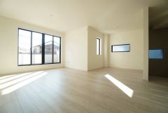 リビングは広々とした設計で、家族が集い、寛ぐ暮らしの空間を演出しています。