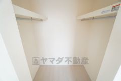 寝室にはハンガーパイプ付きのウォークインクローゼットが設けられています。たっぷり収納できるので衣替えの心配もいりませんね＾＾