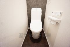 1階2階の2ヶ所にトイレがありますので、忙しい朝にも家族に気を使わず、ゆとりが生まれますね＾＾ 小窓付きで換気する時に便利です＾＾