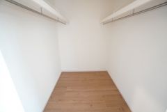 2階全居室にハンガーパイプ付きのウォークインクローゼットが設けられています。たっぷり収納できるので衣替えの心配もいりませんね＾＾