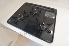 3種類の料理が同時に調理できる、3口ガスコンロ。忙しい夕食の支度時間が短縮できて効率よくお料理が楽しめます。