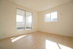 7.5帖。主寝室としてお使いいただけそうなこちらのお部屋は、日当たりが良く、爽やかな風を感じて起きる朝は、快適生活の始まりに。