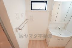 ランドリースペース上部には窓も付いており換気に便利です＾＾
