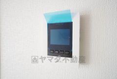 防犯はもちろん、セールスマン対策にもなるモニター付きインターホンです。お子さん1人での留守番時にも活躍しそうです。