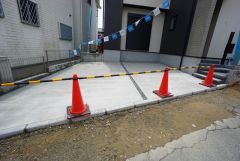 駐車スペースはゆとりある2台分を確保。マイカー用に、お客さま用に、余裕を持ってご利用いただけます。 