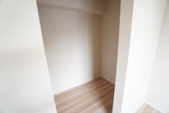 収納力豊富なウォークインクローゼット。洋服や小物などを1箇所にまとめて美しい収納を実現します。スーツケースのような大型の荷物も置けます＾＾