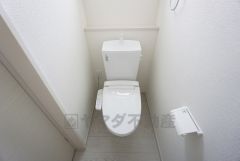 ウォシュレット付きトイレです。1階2階の2ヶ所にトイレがあるので、忙しい朝にもゆとりができますね＾＾