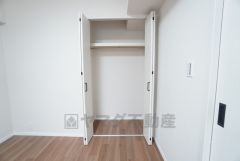 洋室にはハンガーパイプ付きのクローゼットが設けられています。たっぷり収納できるので衣替えの心配もいりませんね＾＾