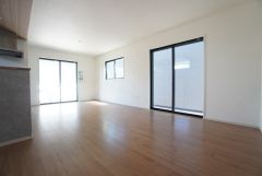 リビングは広々とした設計で、家族が集い、寛ぐ暮らしの空間を演出しています。