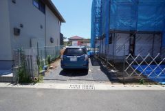 並列2台・1台駐車の計3台駐車。急な来客時やお子様が成人して車を所有するようになっても安心＾＾