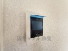 防犯はもちろん、セールスマン対策にもなるモニター付きインターホンです。 来訪者の顔が見えるので安心ですね＾＾