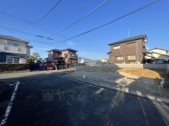 前面道路は西・北側約6ｍの公道に面しています。 道路幅が大きいので駐車もラクラクできそうですね＾＾ 