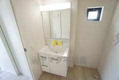 三面鏡つき洗面台。収納も一体型になっているので、化粧品や予備の歯ブラシ等もきれいに整頓できますね＾＾