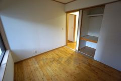 4.5帖。住む人のこだわりを活かす洋室＾＾収納スペースもあり荷物もすっきり片付けられ、ゆとりのある暮らしが出来ます＾＾家具を選ばないナチュラルなフローリングとシンプルなクロスです＾＾