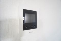 防犯性、セキュリティ対策に安心できるテレビモニター付きインターフォンです。セールスマン対策にもなり安心できます。
