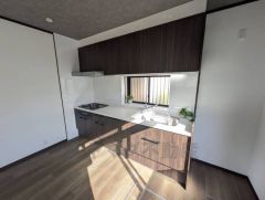 収納も、作業スペースも広々と設けられた使いやすいシステムキッチンです＾＾ 炊事時間を大幅に短縮できる食器洗浄乾燥機付き＾＾ 