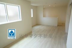 家族が集まる開放的なリビング。思い思いの時間を過ごしたり食事をしたり、素敵な団らんの場になりますね。