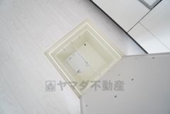 キッチンに床下収納があります。長期保存ができるもの、調理器具、防災グッズを入れておくのもいいですね。