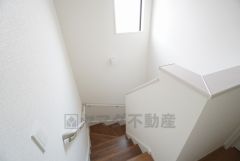 お子様も高齢の方も安心して上り下りができる手摺がついた安心設計です。 階段には小窓を配置しました。日中でも暗くなりがちな階段下が明るくなり安全ですね。