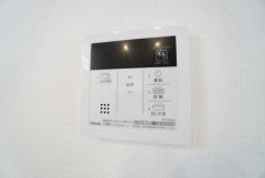キッチン横からお湯張り、追い炊き、足し湯がボタン一つで楽々操作できる給湯機リモコンです。忙しい夕飯準備の時間帯に重宝しますね。