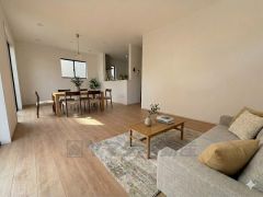 20帖。家族が集まる開放的なリビング。思い思いの時間を過ごしたり食事をしたり、素敵な団らんの場になりますね。家具はCGによるイメージ画像