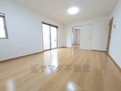 大きな掃き出し窓のあるリビングは、陽光あふれる明るい空間です。ゆったりと寛げる憩いの場となりそうです。 