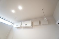 洗面室には室内物干しが設けられています＾＾雨の日や花粉の時期のお洗濯に便利ですね。