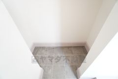 玄関にはシューズクローク付き。ご家族全員分の靴からベビーカーやゴルフバッグなどもしっかり収納できます＾＾ そのまま廊下にも直行できるウォークスルー仕様＾＾