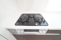 同時にたくさんの料理が調理できる3口コンロ。長時間熱を通しておきたい煮込み料理を作りながら、炒め物など同時進行で進められます。