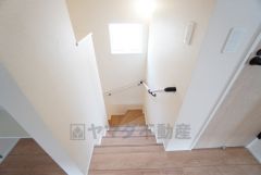 お子様も高齢の方も安心して上り下りができる手摺がついた安心設計です。 階段には小窓を配置しました。日中でも暗くなりがちな階段下が明るくなり安全ですね。