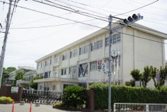 春日中学校