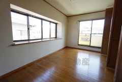 8.7帖。2面採光を確保した明るい室内は、風通しも良く、大変居心地の良い空間となっております。