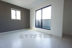 7.8帖。主寝室としてお使いいただけそうなこちらのお部屋は、日当たりが良く、爽やかな風を感じて起きる朝は、快適生活の始まりに。