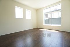 主寝室としてお使いいただけそうなこちらのお部屋は、日当たりが良く、爽やかな風を感じて起きる朝は、快適生活の始まりに。