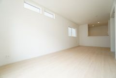 リビングは広々とした設計で、家族が集い、寛ぐ暮らしの空間を演出しています。思い思いの時間を過ごしたり、家族みんなで食事をしたり、素敵な団らんの場になりますね。