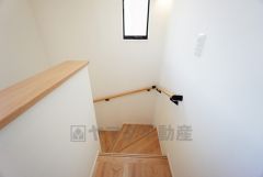 採光も確保された手摺り付きの階段＾＾