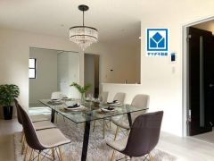 家族が集まる開放的なリビング。思い思いの時間を過ごしたり食事をしたり、素敵な団らんの場になりますね。家具はCGによるイメージ画像です。