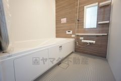 1日の疲れを癒すくつろぎのバスルーム。足を伸ばしてもゆったりと入れるサイズです。お子様と一緒にお風呂に入っても狭くないですね＾＾