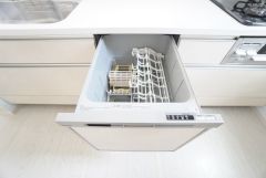 食事の後の手間を解消する食器洗い乾燥機付。冬場の洗い物で手荒れの悩みもなくなります。手洗いよりも節約できて便利。